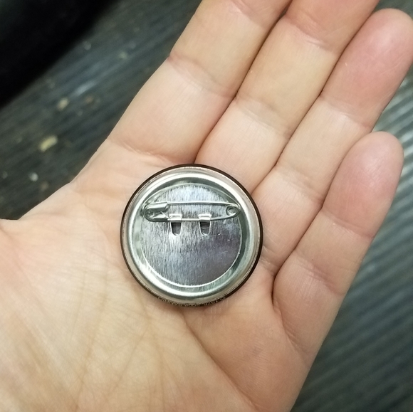 Hello Kitty Pin - Picture 3 of 3